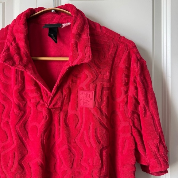 Keith Haring X Polo Shirt Mens Red Embossed Textured Print AOP Y2K Style H&M - Picture 4 of 8